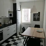Parvekkeellinen Rantabulevardilla, 1-4 Hengelle דירה